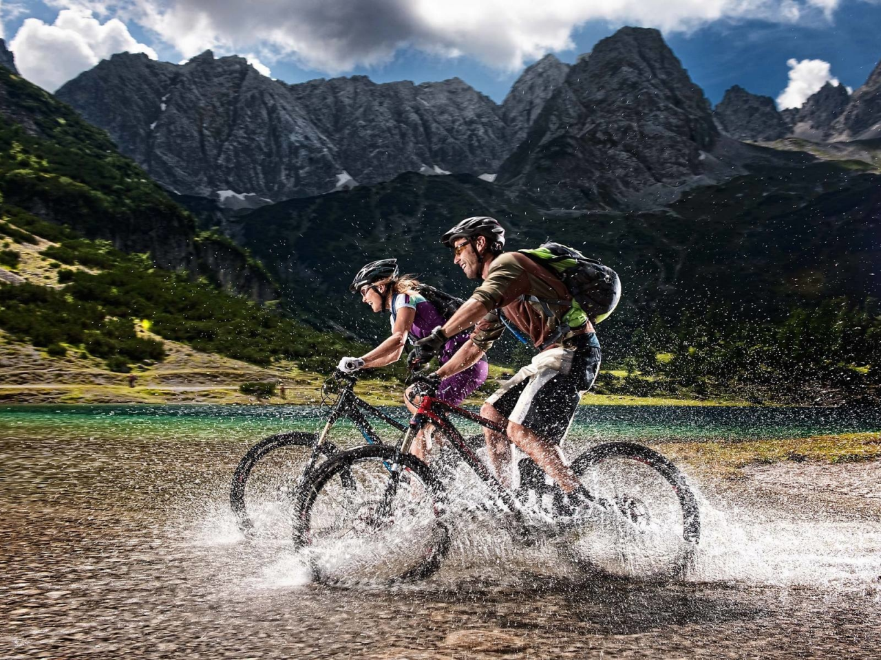 велосипедисты, девушка, мужчина, река, горы, туризм, cyclists, girl, man, river, mountain, tourism, velo, drop, drops, wet, splashes, sun, summer, light, solar, see, nice, wide