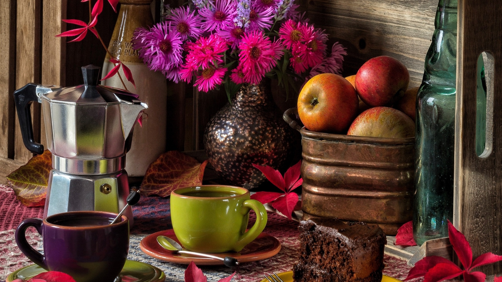 цветы, кружки, букет, кофе, тортик, листья, натюрморт, астры, кофеварка, яблоки