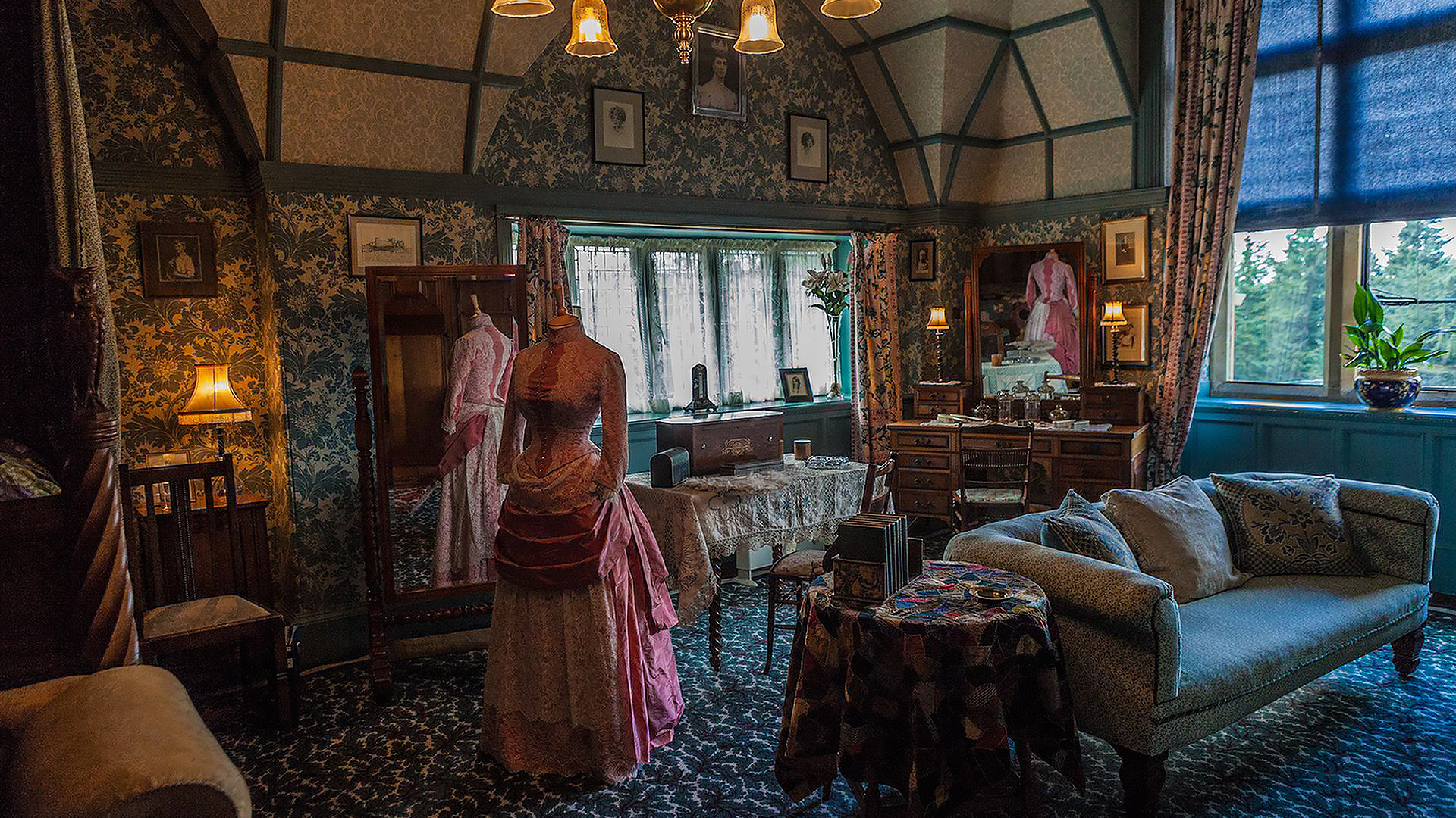 комната, one of the many rooms in cragside house, northumberland, england, house, old, room, environment, main, victorian, nice, wood, library, table, wide, book, books, read, table, read, vine, wide