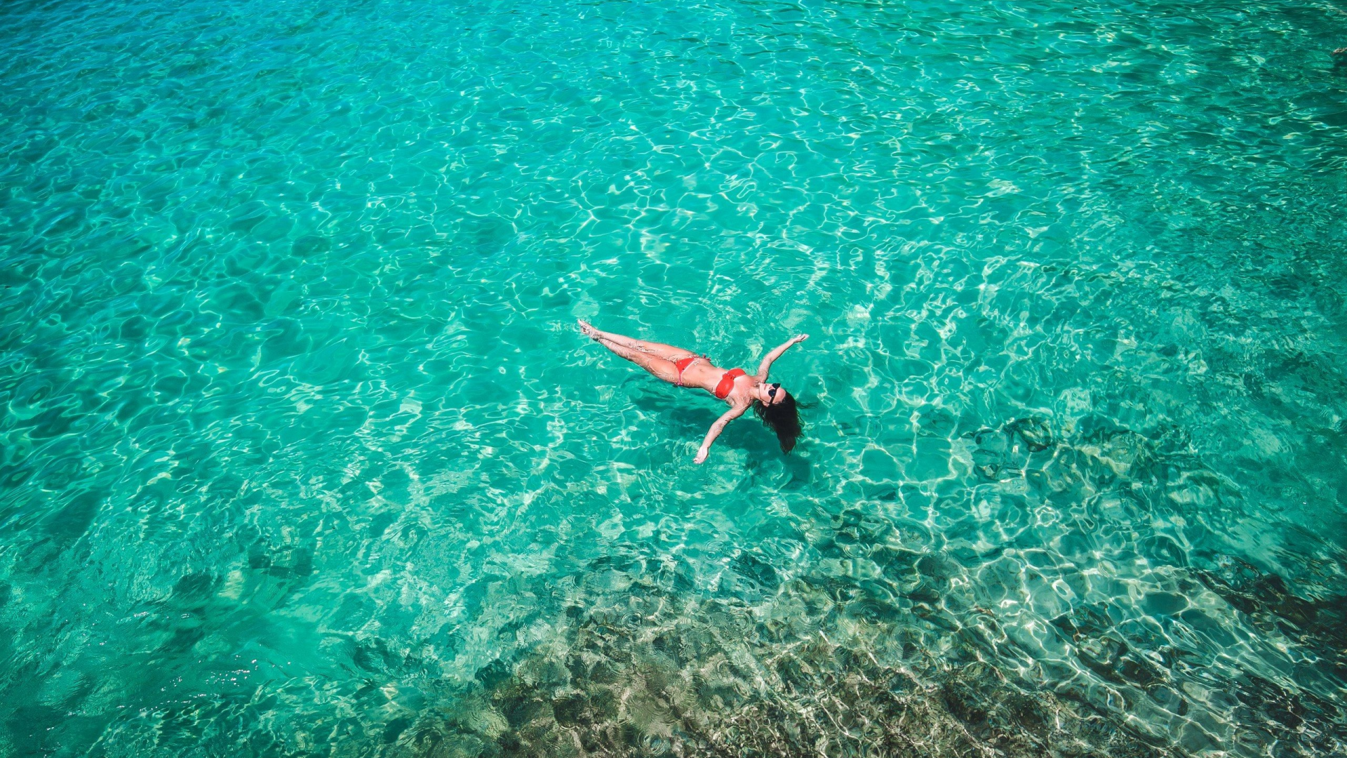 девушка, море, sea, girl, brunette, swimsuit, red, blue, front, floor, solar, wet, drop, lips, see, eyes, nice, sky, wide