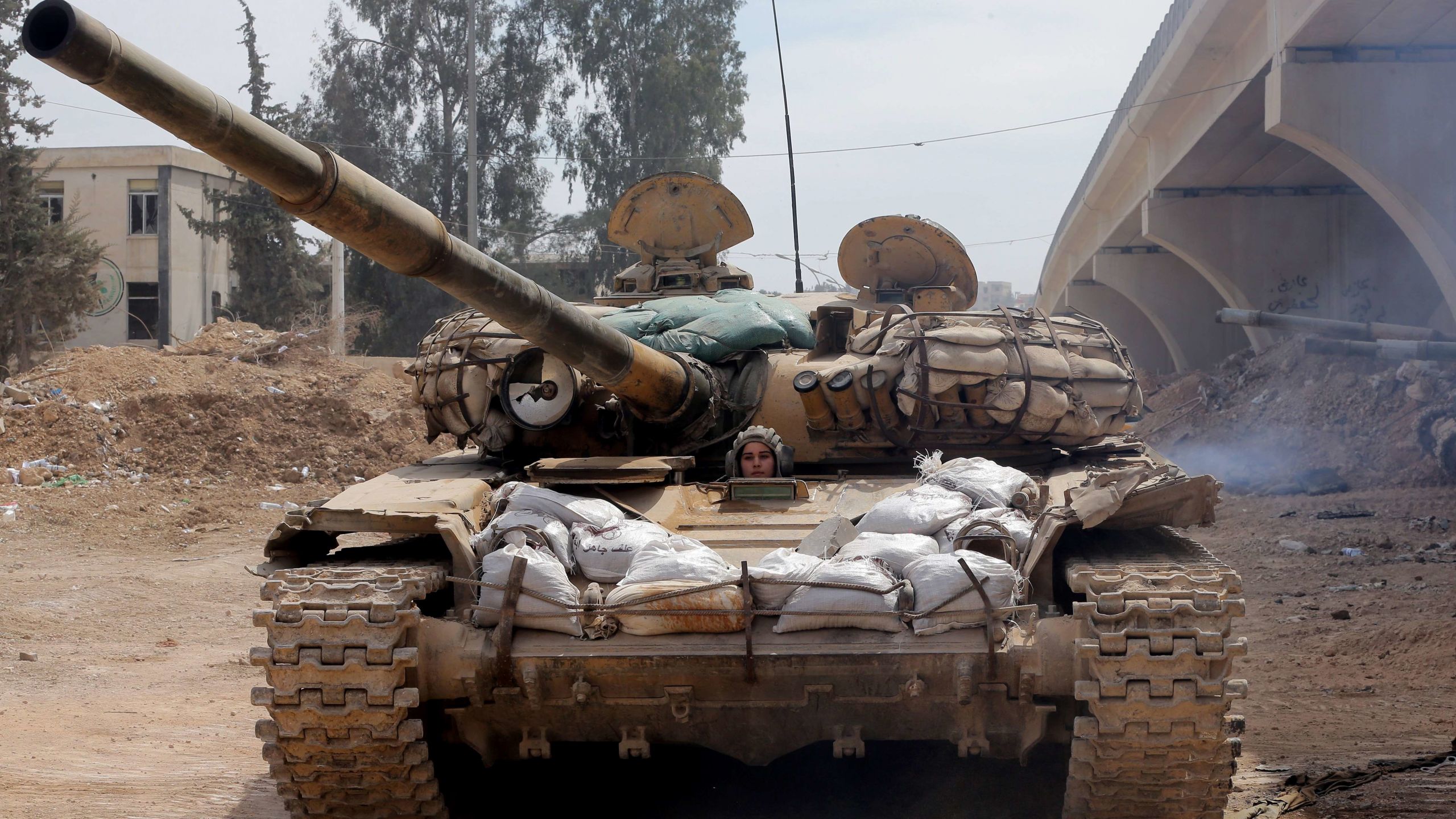 танк, т72, девушка, сирия, курдский, пушка, 125мм, 2017, girl, syria, kurdish, tank, main, battle, tank, t72, gun, 125mm, mod, side, sand, armed, combat, vehicle, armor, armored, military, weapon, weapons, desert, see, wide