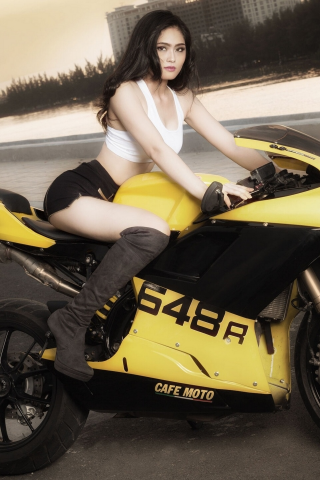 мотоцикл, сузуки, девушка, motorcycle, suzuki, girl, brunette, shorts, black, moto, yellow, motorbike, bike, storm, highball, see, drive, street, day, wide