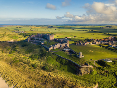 замок, англия, bamburgh, castle, northumberland, england, bamburgh castle in northumberland, nature, landscapes, light, see, up, sun, day, nice, wide