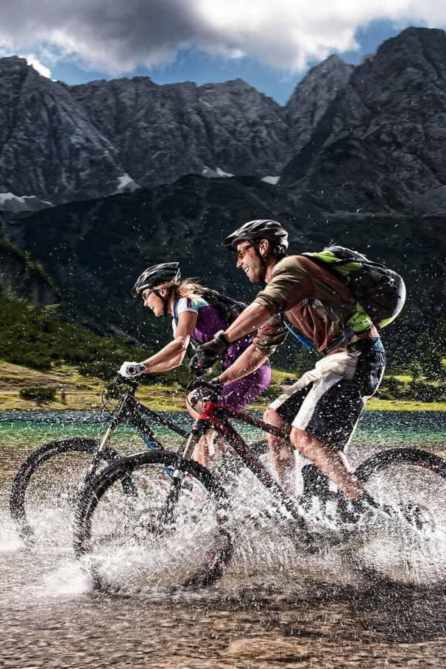 велосипедисты, девушка, мужчина, река, горы, туризм, cyclists, girl, man, river, mountain, tourism, velo, drop, drops, wet, splashes, sun, summer, light, solar, see, nice, wide