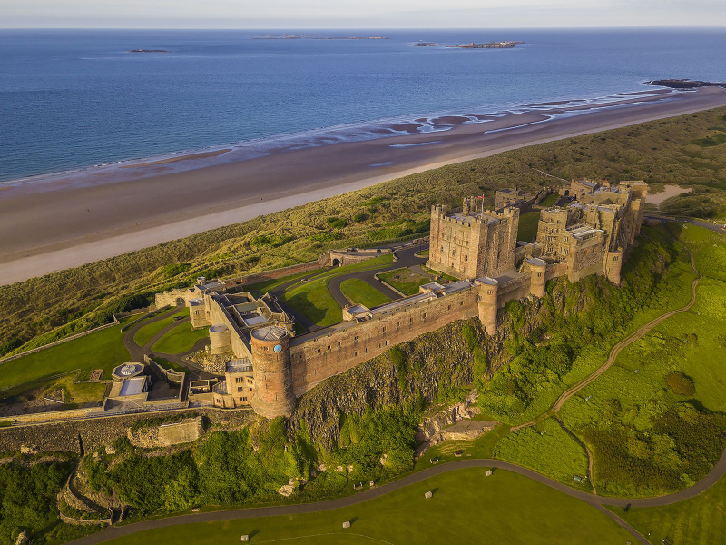 замок, англия, bamburgh, castle, northumberland, england, bamburgh castle in northumberland, nature, landscapes, light, see, up, front, sun, day, nice, wide