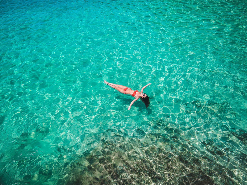 девушка, море, sea, girl, brunette, swimsuit, red, blue, front, floor, solar, wet, drop, lips, see, eyes, nice, sky, wide