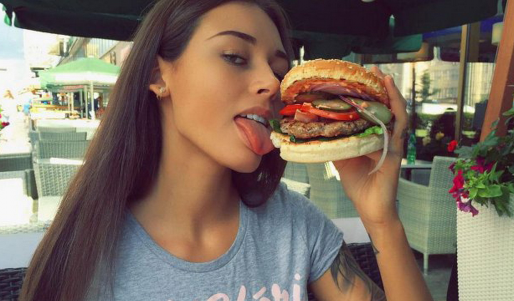 девушка, глаза, крупно, брюнетка, длинные волосы, язык, девушка и еда, гамбургер