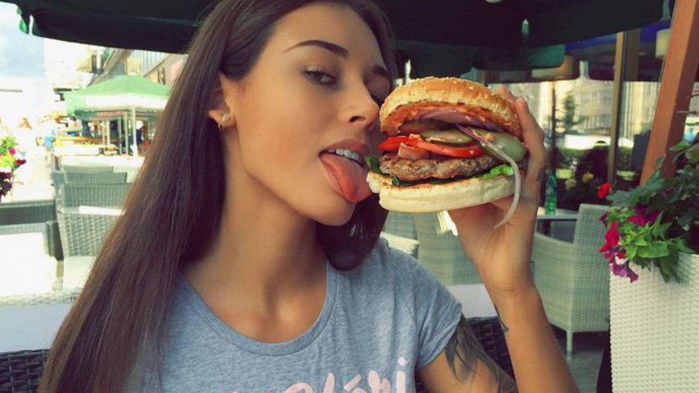 девушка, глаза, крупно, брюнетка, длинные волосы, язык, девушка и еда, гамбургер