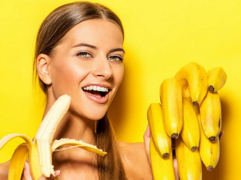 девушка, макияж, открытый рот, белые зубы, рабочий рот, красивые глаза, бананы, девушка и бананы, желтый фон
