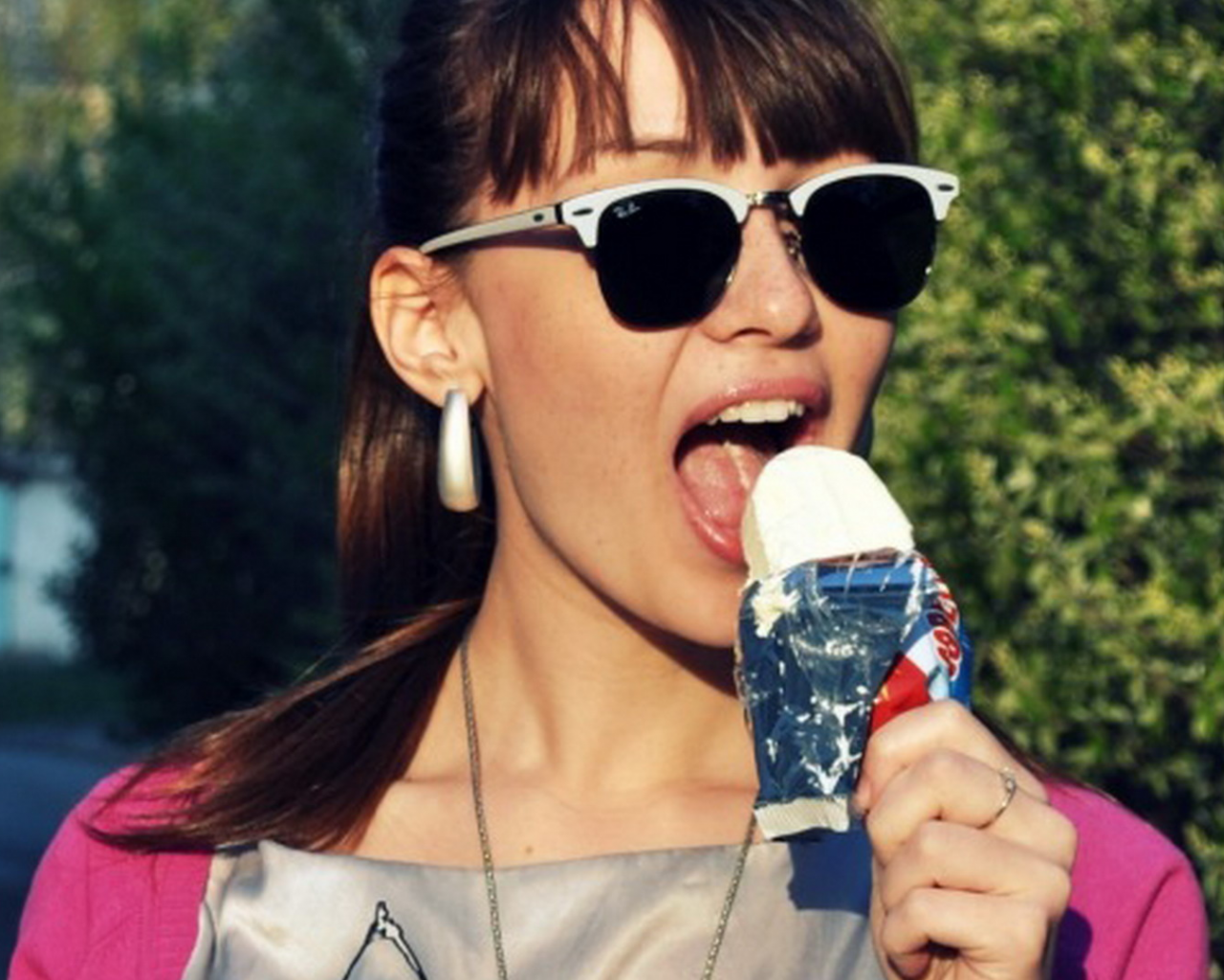 девушка, девушка в очках, девушка ест мороженое, открытый рот, рабочий рот, черные волосы