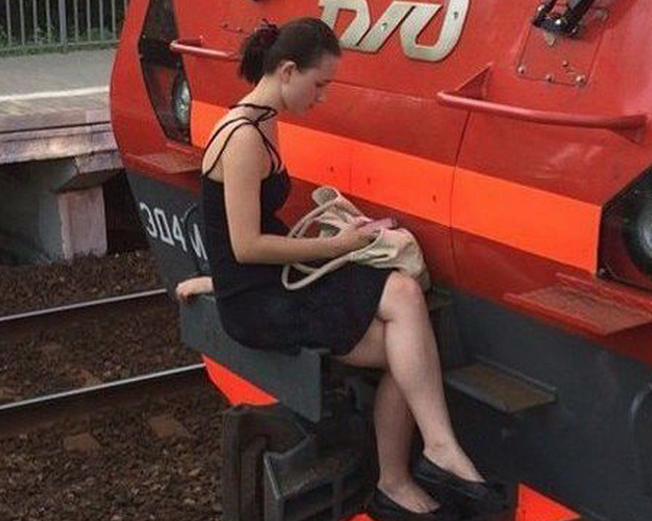 девушка, грудь, ножки, черное платье, грустная девушка, поза сидя, девушка и поезд