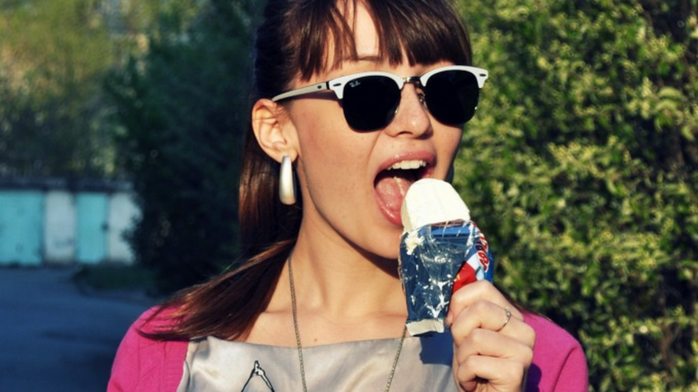девушка, девушка в очках, девушка ест мороженое, открытый рот, рабочий рот, черные волосы