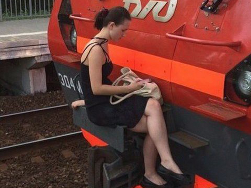 девушка, грудь, ножки, черное платье, грустная девушка, поза сидя, девушка и поезд
