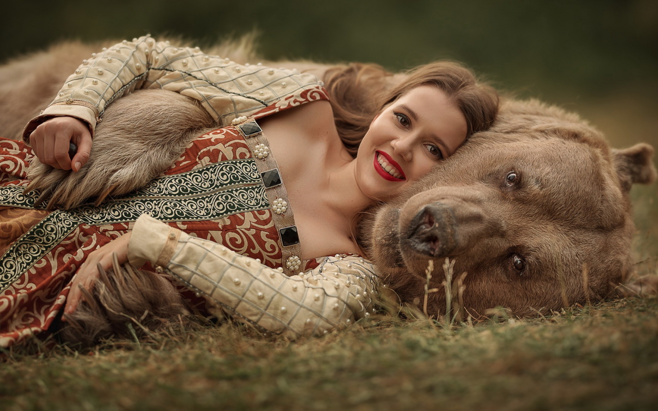 русская девушка, грудь, девушка в мехах, медведь, грудь, девушка и медведь, поза лежа, красные губы, улыбка, рабочий рот