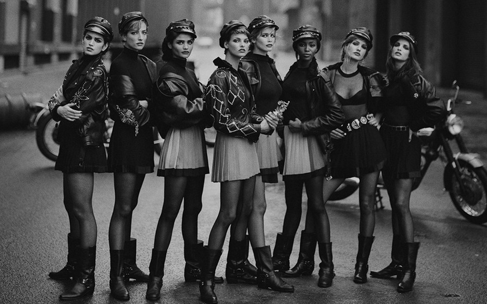 восемь девушек, чернобелая, ножки, фигура, ретро, мини юбка, девушка в кепке, сапоги, модели