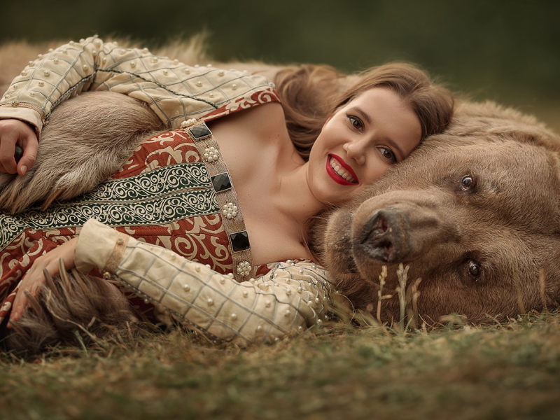 русская девушка, грудь, девушка в мехах, медведь, грудь, девушка и медведь, поза лежа, красные губы, улыбка, рабочий рот