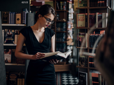 девушка, библиотекарша, грудь, черное платье, девушка в очках, девушка с книгой, точеная фигура