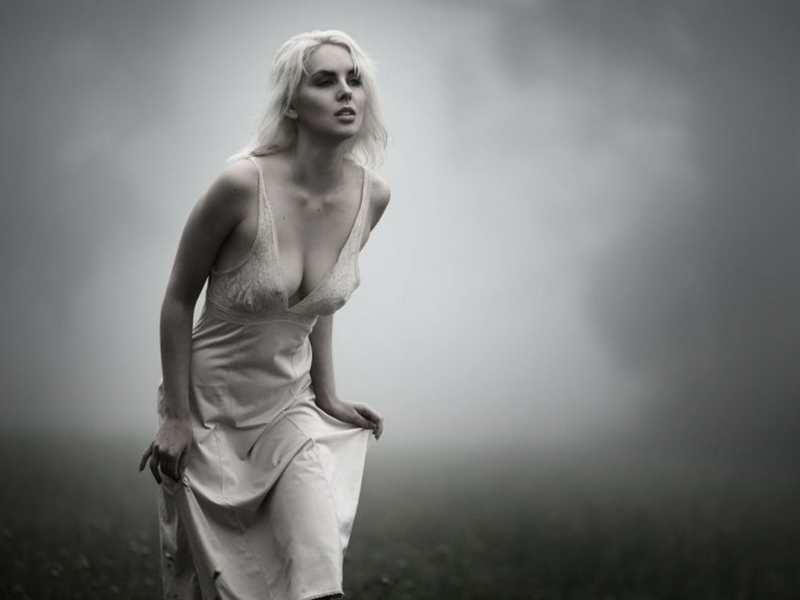 девушка, блондинка, грудь, белое платье, голые плечи, девушка в тумане, чернобелая, фигура