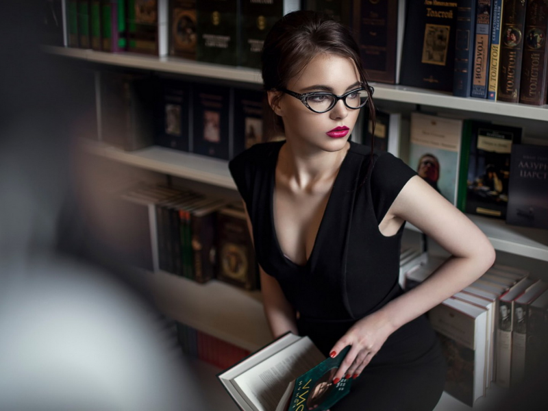 девушка, библиотекарша, грудь, черное платье, девушка в очках, девушка с книгой, точеная фигура