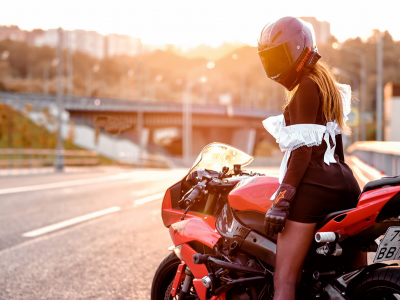 девушка, школьница, девушка в шлеме, грудь, ножки, девушка и мотоцикл, форма, девушка на мотоцикле, фигура