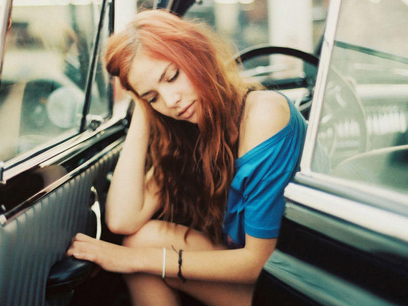 девушка, поза сидя, девушка и машина, рыжие волосы, рыжая девушка, голубое платье