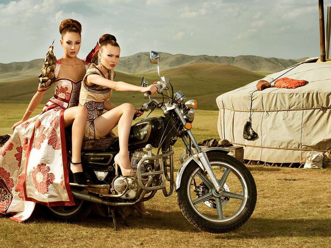 две девушки, грудь, ножки, ляжки, красивая фигура, девушки на мотоцикле