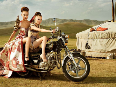 две девушки, грудь, ножки, ляжки, красивая фигура, девушки на мотоцикле