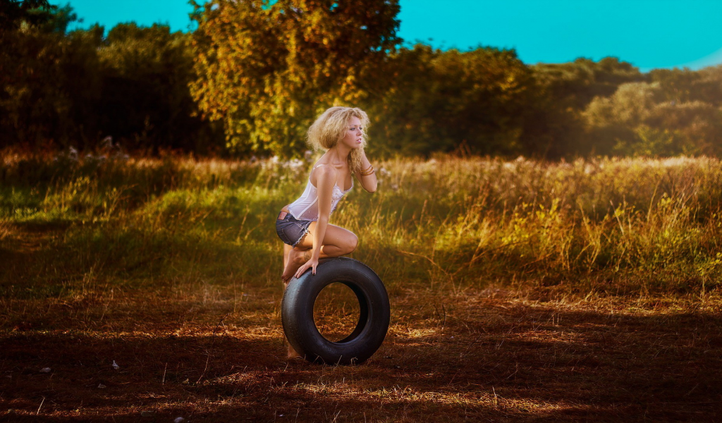 девушка, блондинка, грудь, ножки, мини юбка, белая маечка, точеная фигура, девушка на колесе
