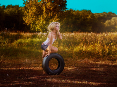 девушка, блондинка, грудь, ножки, мини юбка, белая маечка, точеная фигура, девушка на колесе