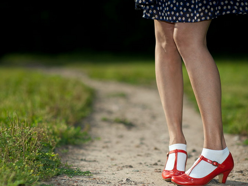 девушка, женские ножки, платье в горошек, белые носочки, красные туфли, природа