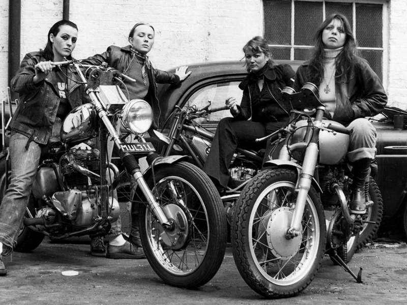 четыре девушки, ретро фото, байкерши, девушки на мотоциклах, чернобелая, мотоциклетки