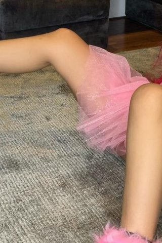 девушка, грудь, ножки, девушка раздвинула ножки, розовое платье, ляжки, попа