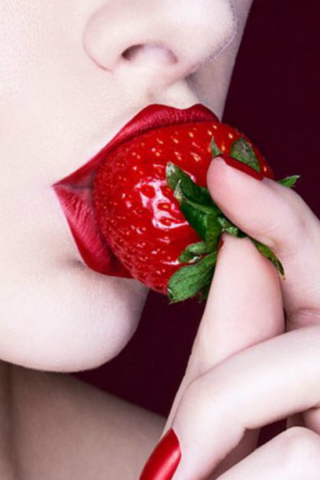 девушка, крупно, красные губы, ягода в во рту, пухлые губы, рабочий рот