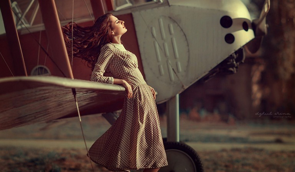 девушка, грудь, платье в горох, ножки, девушка и самолет, точеная фигура