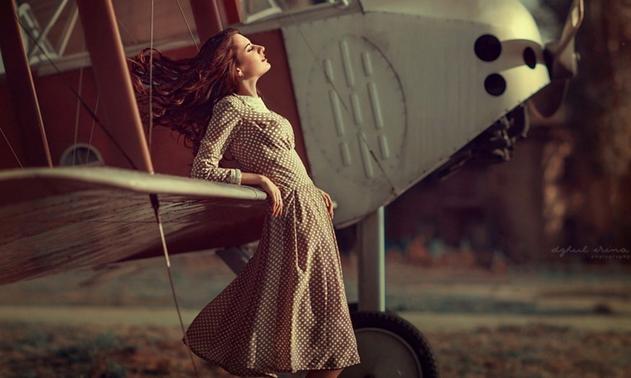 девушка, грудь, платье в горох, ножки, девушка и самолет, точеная фигура