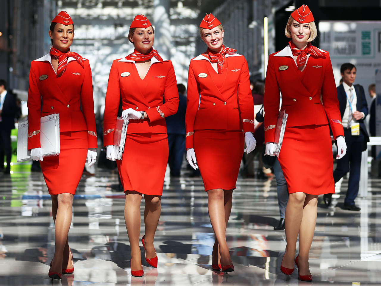 четыре девушки, стюардессы, красная форма, грудь, ножки, шикарная фигура, девушки в пилотке, красивые стюардессы, стюардессы россии