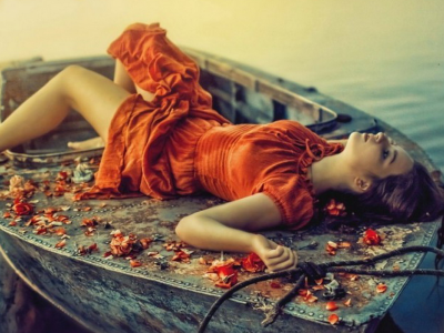 девушка, грудь, ножки, ляжки, оранжевое платье, девушка в лодке, красивая фигура