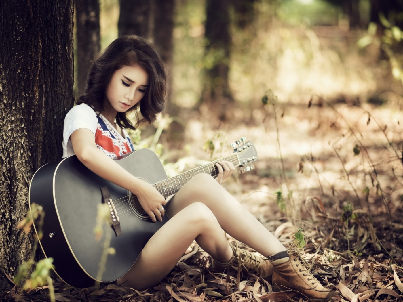 девушка, гитара, дерево
