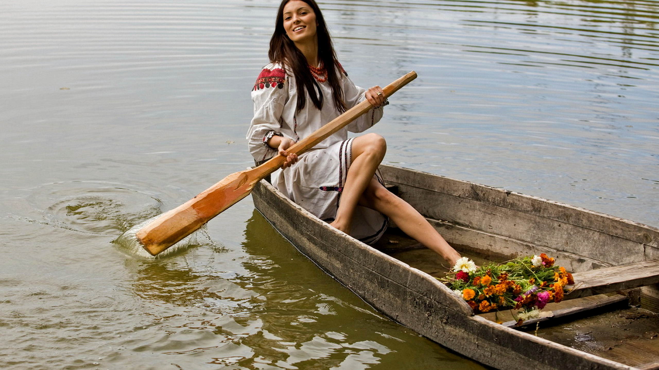 девушка, лодка, весло, цветы