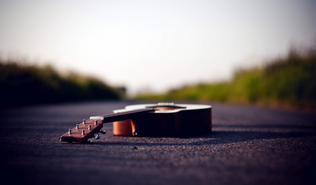 гитара, лежит, на дороге