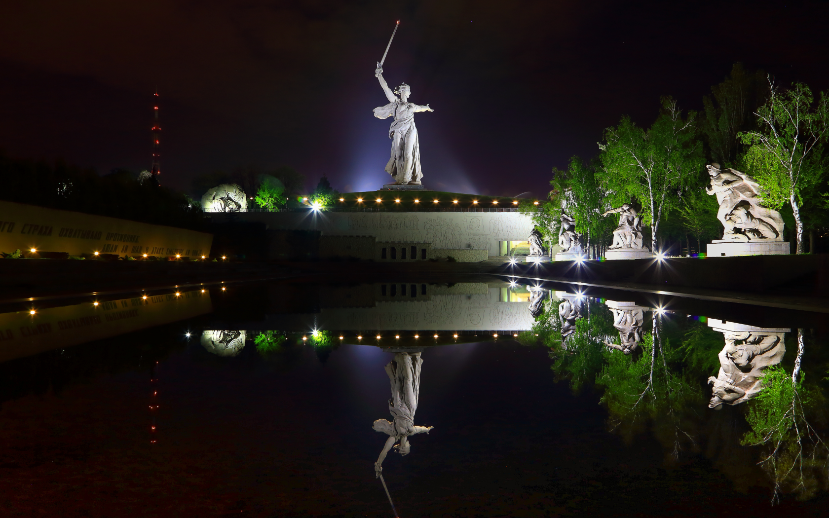 мамаев, курган, статуя, родинамать, волгоград, россия, вучетич, монумент, мемориал, победа, город, ночь, отражение, деревья, берёзы, фонари, небо, памятник, меч