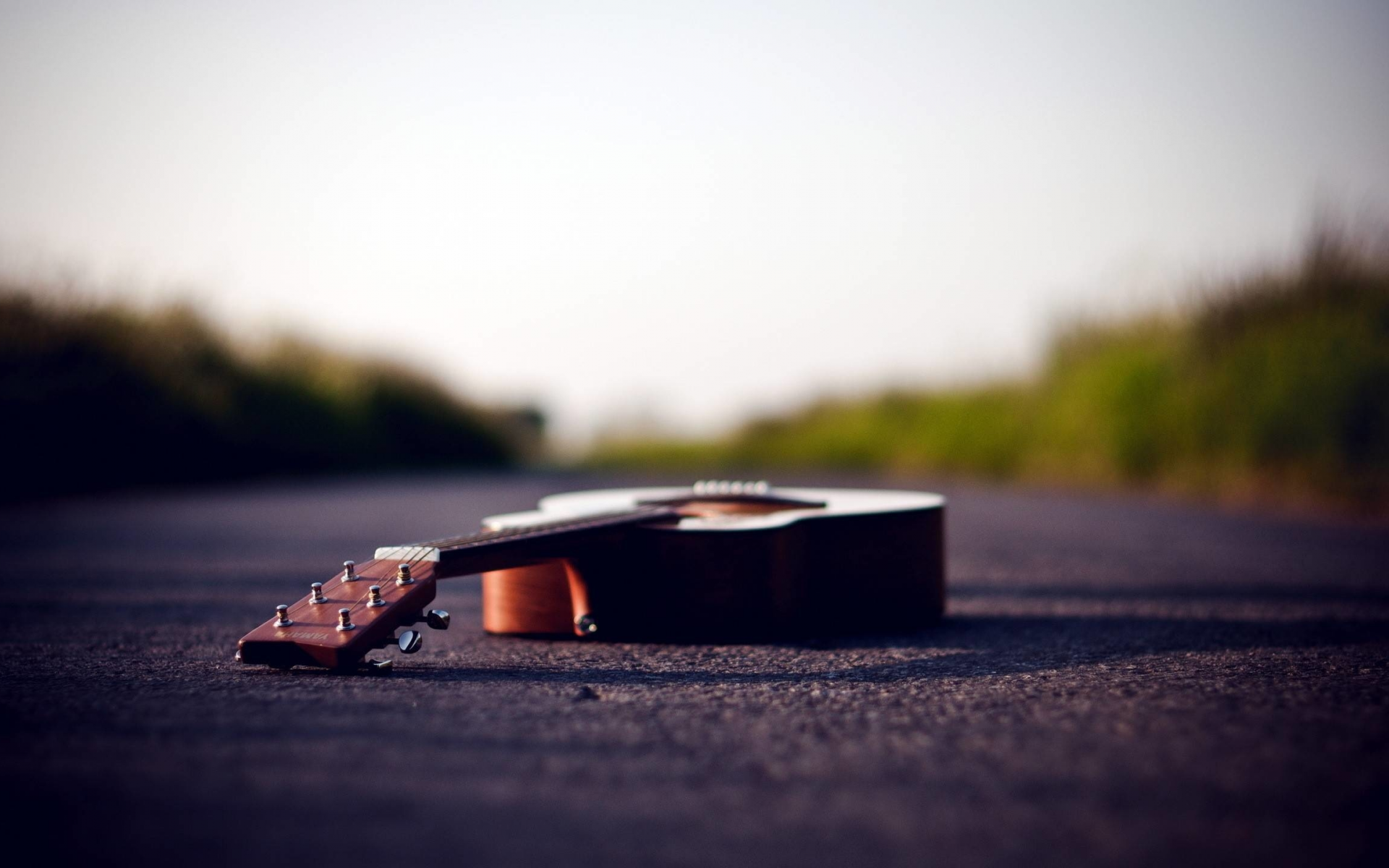 гитара, лежит, на дороге