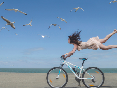 девушка, на велосипеде, летит