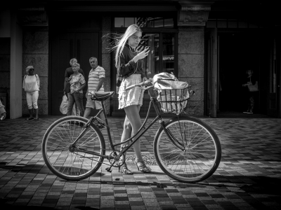 девушка, с велосипедом, на улице