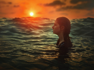 девушка, плавает, в воде, закат