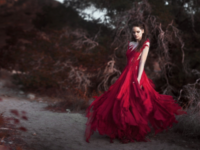 девушка, позирует, на природе, красное платье
