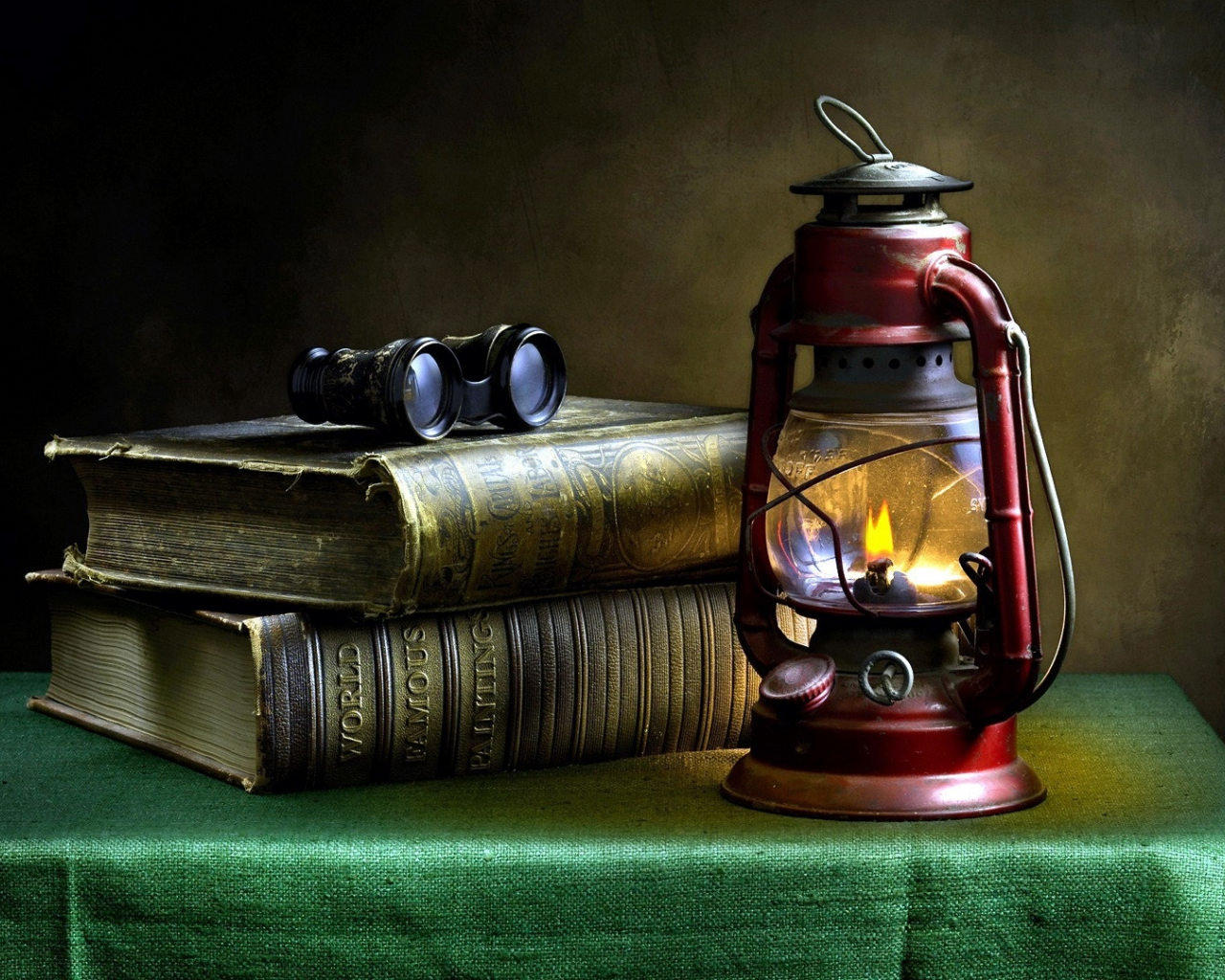 книги, скатерть, лампа