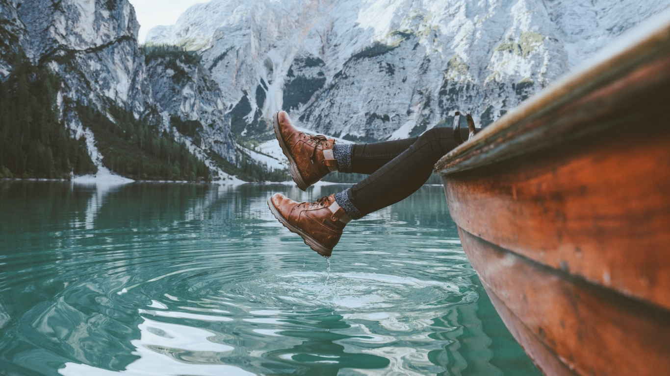 озеро, горы, лодка, ноги человека