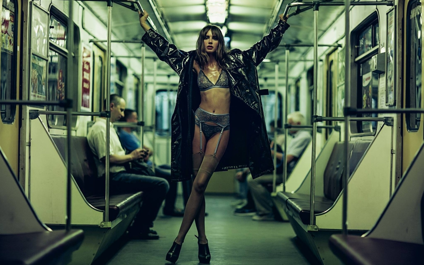 девушка, модель, позирует, в белье, в вагоне метро