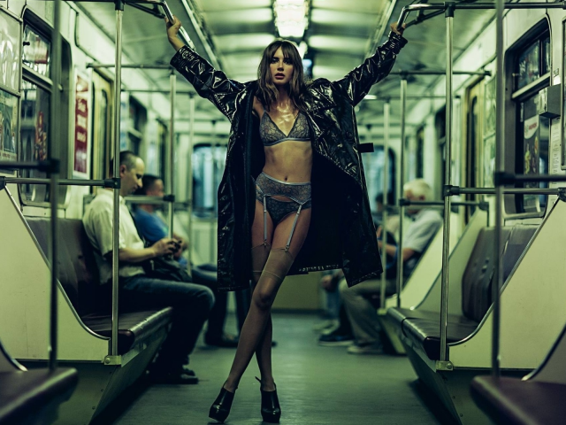 девушка, модель, позирует, в белье, в вагоне метро